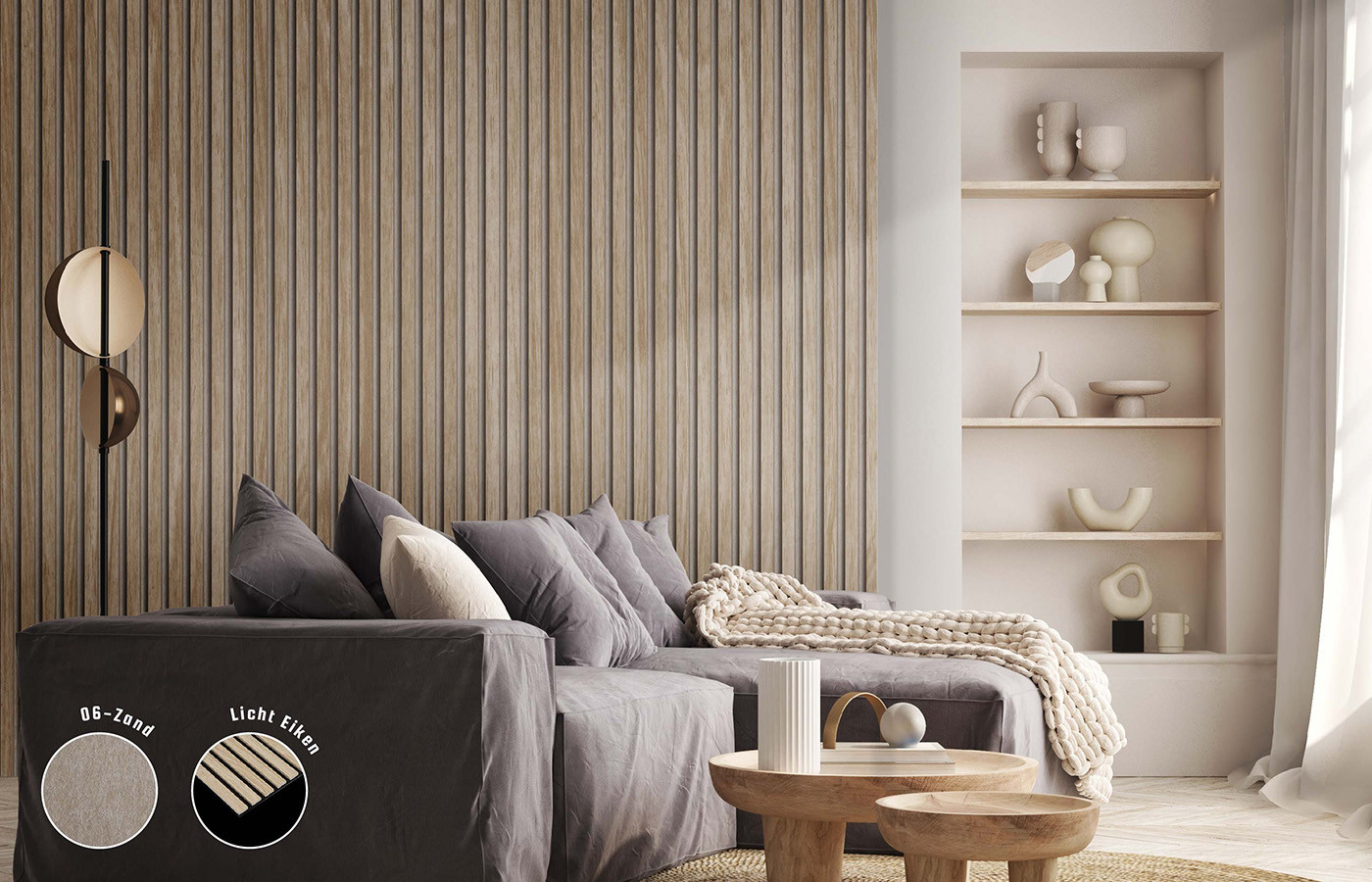 Impressie van een woonkamer met zachte, natuurlijke tinten. Op de muur zien we een lattenwand van akoestisch PET-vilt in een licht eiken kleur.