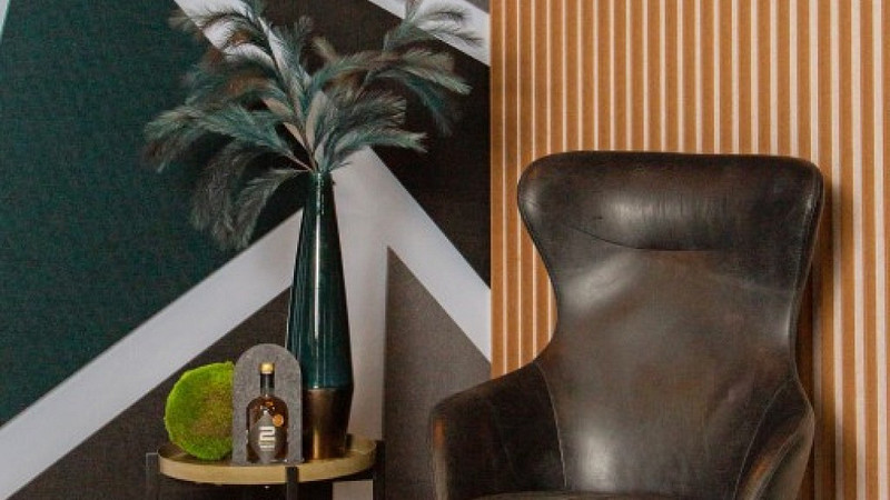 Impressie van een zithoek met PET-vilt lattenwand in houtlook print.