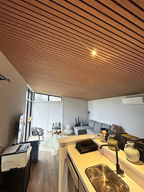 Lattenwand breed warm eiken plafond Top Tacito-nl